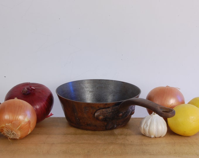 6-3/4" E. Dehillerin Paris Stamped Vintage French Copper Saucepan. 2.1mm, 2lb. 8oz. As Found. We carry vintage & antique copper cookware.