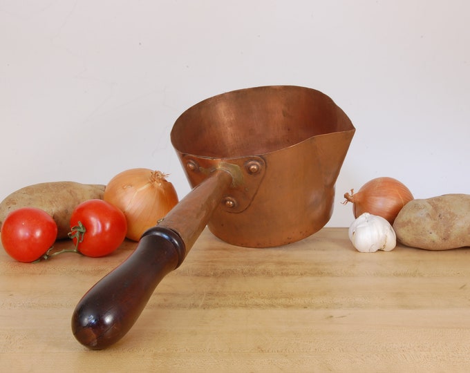 1871-1909 Crandall & Godley NY sugar pan. Historic New York pan with original wood handle.