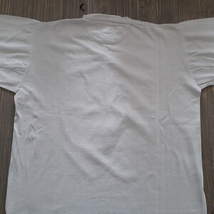 Op de afbeelding: Een effen wit longsleeve shirt met een ronde hals.