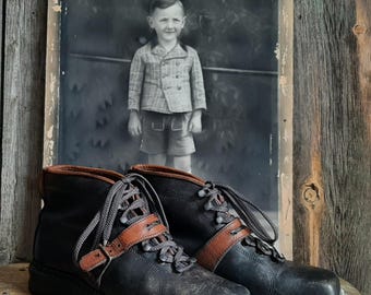 ZELDZAAM! Antieke skischoenen, wandelschoenen, leren schoenen en sneeuwschoenen uit de jaren 1930/1940 met originele schoenenspanners.