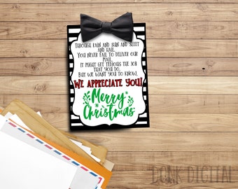 Puede incluir: Tarjeta rayada en blanco y negro con una pajarita roja y el texto "THROUGH RAIN AND SUN AND SLEET AND HAIL. YOU NEVER FAIL TO DELIVER OUR MAIL IT MIGHT GET TEDIOUS THE JOB THAT YOU DO. BUT WE WANT YOU TO KNOW, WE APPRECIATE YOU!! Merry Christmas"