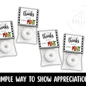 Op de afbeelding: Vier kleine cellofaan zakjes met elk een witte mint. Elk zakje heeft een zwart-wit label met de tekst "thanks for your COMMIT-MINT". De tekst "SIMPLE WAY TO SHOW APPRECIATION!" staat onderaan.