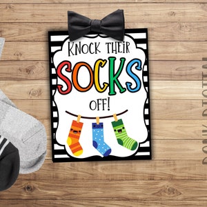 Knock ihre Socken aus- Cheerleading Good Luck Favor Tags- PDF-Datei Sofortiger Download -Sock Gift Tag- Team Geschenkanhänger- Wettbewerb Geschenk
