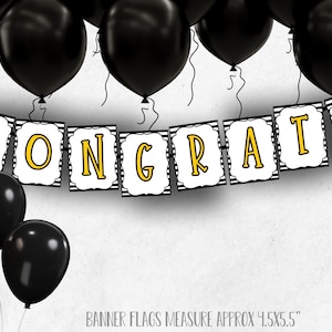 Puede incluir: Una pancarta que dice "CONGRATS" en letras amarillas sobre banderas blancas con un borde a rayas blancas y negras. Globos negros en el fondo y en primer plano. Las banderas de la pancarta miden aproximadamente 11,4 x 14 cm.