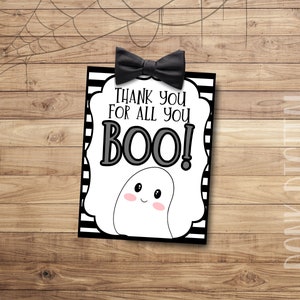 Op de afbeelding: Zwart-witte printbare Halloween-bedankkaart met een spook dat een strik draagt en de tekst "Bedankt voor alles wat je BOO!"