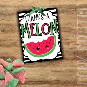 Può includere: Un biglietto a strisce bianche e nere con il testo "Thanks a Melon" in lettere rosse e verdi. Una anguria di cartone animato con un viso sorridente e una buccia verde è sul biglietto.