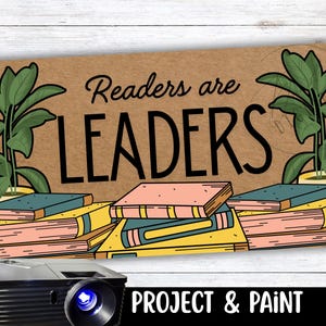 Könnte beinhalten: Ein rechteckiges Schild mit dem Text "Readers are LEADERS" in Schwarz. Das Schild zeigt Illustrationen von Büchern in Rosa, Blau und Gelb, mit grünen Topfpflanzen auf jeder Seite. Die Worte "PROJECT & PAINT" stehen unten.