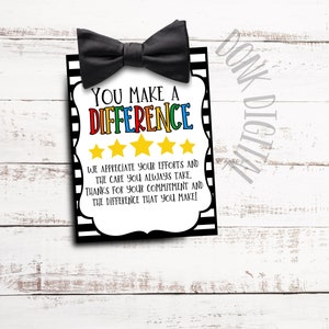 Pode incluir: Um cartão listrado preto e branco com uma gravata borboleta preta no topo. O cartão diz "You make a difference" em letras arco-íris com cinco estrelas amarelas abaixo. O texto abaixo das estrelas diz "We appreciate your efforts and the care you always take. Thanks for your commitment and the difference that you make!"
