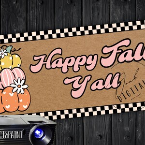 Puede incluir: Un letrero rectangular con el texto "Happy Fall Y'all" en escritura rosa. El letrero presenta una pila de calabazas de dibujos animados en amarillo, rosa y naranja con acentos de margarita blanca. Un borde a cuadros en blanco y negro enmarca la parte superior e inferior.