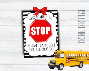 Puede incluir: Un cartel imprimible con rayas blancas y negras y una señal de stop roja que dice "Just wanted to stop & say thank you for all you do!"