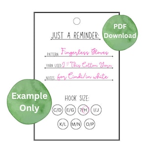 Könnte beinhalten: Ein grünes Aquarell-Etikett mit dem Text "JUST A REMINDER: PDF Download" und "Example Only". Das Etikett enthält auch Informationen zu einem Fingerlos-Handschuh-Häkelmuster, einschließlich der verwendeten Wolle, Notizen und der Hakenstärke.