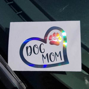 Proud Dog Moms tonen liefde voor je puppers met deze prachtige, opvallende "silver oil slick" gekleurde hondenmoeder sticker voor je voertuig.