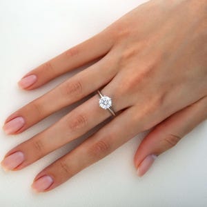 Anéis de noivado redondos Anel de noivado solitário redondo Anel de moissanita redondo Anel de diamante com lapidação brilhante em ouro branco Anel de casamento exclusivo
