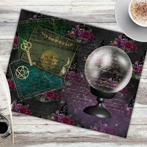 Op de afbeelding: Een digitale papierachtergrond met een donkerpaarse en zwarte achtergrond met gouden glitter en een kristallen bol. De achtergrond bevat ook een vintage afbeelding van een sleutel, een pentagram en rozen.