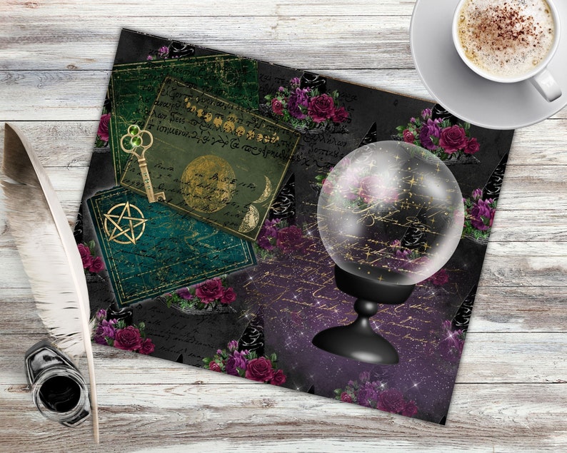 Op de afbeelding: Een digitale papierachtergrond met een donkerpaarse en zwarte achtergrond met gouden glitter en een kristallen bol. De achtergrond bevat ook een vintage afbeelding van een sleutel, een pentagram en rozen.
