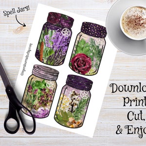Op de afbeelding: Printbare set van vier betoveringsglazen afbeeldingen. Elke pot is gevuld met verschillende kruiden, bloemen en kristallen. De potten hebben een paarse en gouden glitterachtergrond met een pentagram symbool. De tekst "Spell Jars!" staat bovenaan de pagina. De tekst "Download, Print, Cut & Enjoy!" staat onderaan de pagina.