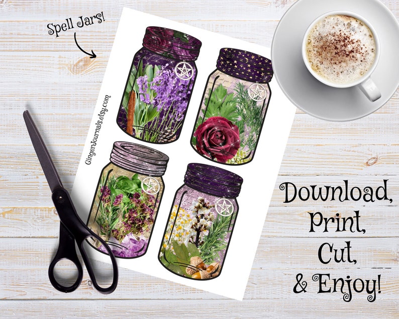 Op de afbeelding: Printbare set van vier betoveringsglazen afbeeldingen. Elke pot is gevuld met verschillende kruiden, bloemen en kristallen. De potten hebben een paarse en gouden glitterachtergrond met een pentagram symbool. De tekst "Spell Jars!" staat bovenaan de pagina. De tekst "Download, Print, Cut & Enjoy!" staat onderaan de pagina.