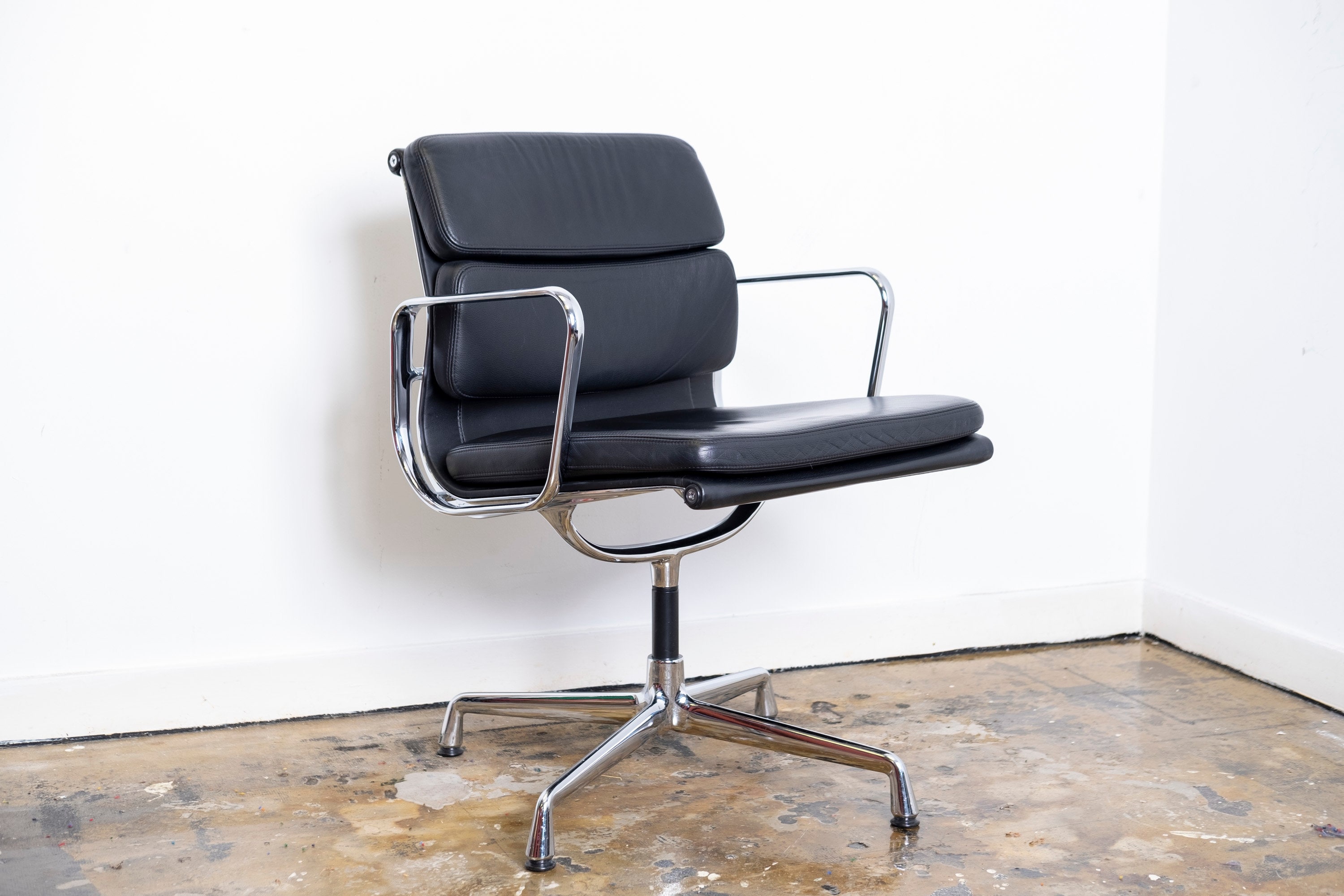 Schwarzer Leder & Matte Armlehnen Ea-208 Softpad Chair von Charles Eames  für Vitra, 1990er bei Pamono kaufen