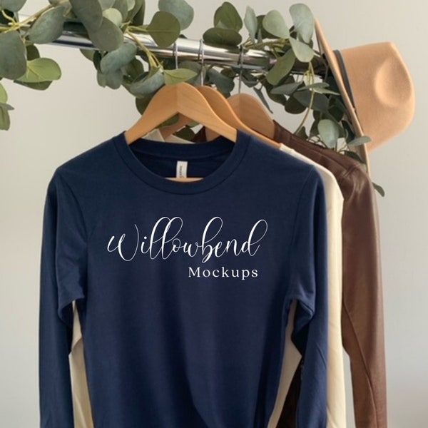 Navy à manches longues Bella 3501 Hanger Tee Shirt Mockup avec chapeau bronzé et veste marron - Bella Canvas Mockup - 3501 Mockup - Long-Sleeve T Mockup