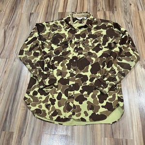 Camisa de caza grande estilo vintage de los años 80 de Cabela's, color marrón, estampado de camuflaje, 100% poliéster, con botones. Fabricada en EE. UU.