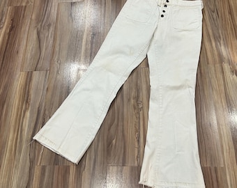 Pantaloni vintage anni '70 a vita bassa con bottoni e fondo a zampa, stile marinaro, colore bianco, taglia 30x31.