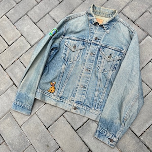 Große Vintage 80er Jahre Levi's Denim Jean Trucker Jacke Verblasst Distressed Getragen Light Wash USA Made w / Patches Custom Drawn