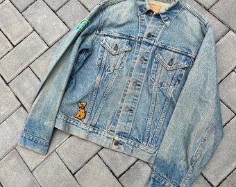 Grande Vintage Levi's 80s Denim Jean Trucker Jacket Desbotado Desgastado Desgastado Lavagem Leve Fabricado nos EUA com Remendos Personalizados
