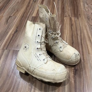 Size 7R Vintage White US Military Bata Cold Weather Bunny Mickey Boots USA Made 1980s 1986 Runway RAF Simmons
