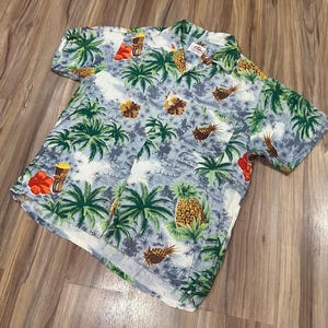 Medium Vintage 60s Pineapples Rayon Hawaiian Tahiti Leisure Novelty Print Loop Collar Button Up Shirt 1960s