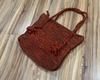 Monedero vintage de mezcla de lana texturizada tejida de los años 60 y 70 con correas en color rojo anaranjado