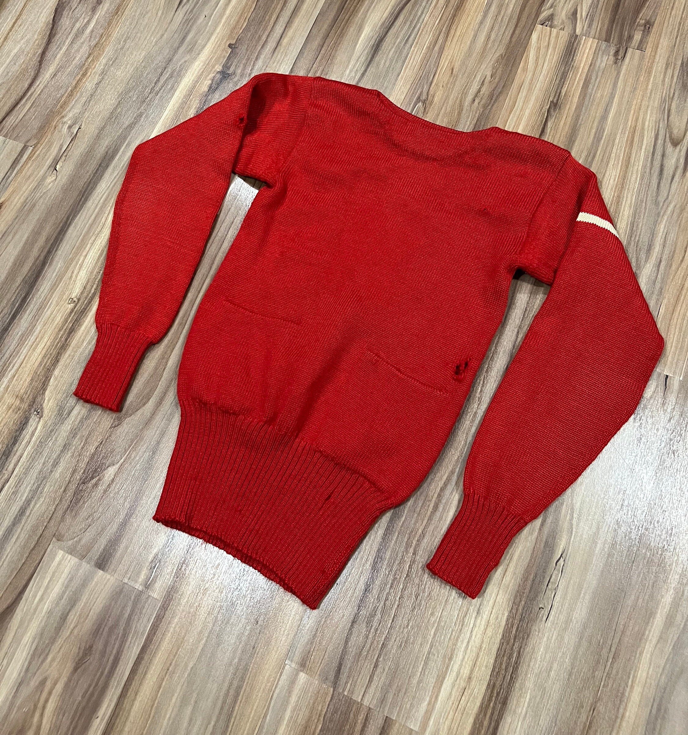 Piccolo maglione vintage in lana rossa a due tasche O'shea Chicago degli anni '30 e '40, prodotto negli Stati Uniti