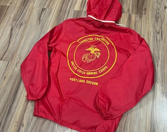 Chaqueta cortavientos pequeña vintage de los años 70 del Cuerpo de Marines de EE. UU., roja, estilo inspector/instructor militar.