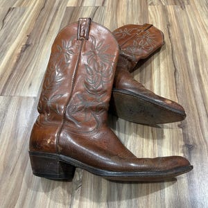 11B Vintage 70s Brown Leather Cowboy Western Boots w/ Nice Stitched Design