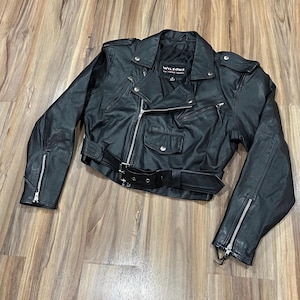 Small Vintage 90s Wilson’s Cropped Black Leather Moto Biker Motorcycle Jacket Harley Davidson