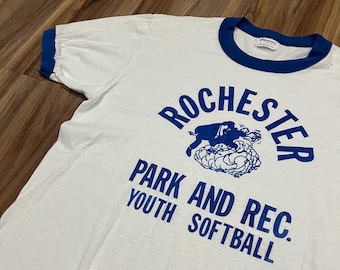 XS/ S Vintage anni &#39;80 Youth Softball Umpire Graphic Bianco/ Blu Ringer T-shirt 50/50 Stedman Tee