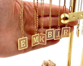 Médaille d’or lettre initiale monogramme carré unisexe collier pendentif personnalisé, rectangle alphabet médaillon cadeau de Noël / anniversaire pour elle