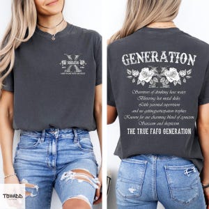 Pu&ograve; includere: Una maglietta grigia scura con una stampa grafica bianca sul davanti e sul retro. La grafica anteriore dice "GENERATION X" con rose e gli anni 1981-1996. La grafica posteriore dice "GENERATION X" con rose e il testo "Survivors of drinking hose water. Blistering hot metal slides. Little parental supervision and no getting participation trophies. Known for our charming blend of cynicism. Sarcasm and skepticism. THE TRUE FAFO GENERATION."