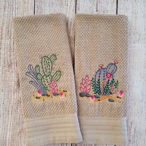 Paño de cocina bordado con cactus del desierto Solid Tan Towel