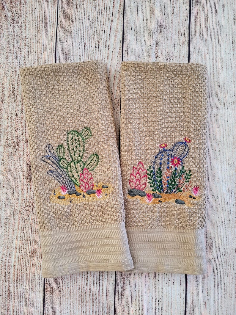Paño de cocina bordado con cactus del desierto Solid Tan Towel