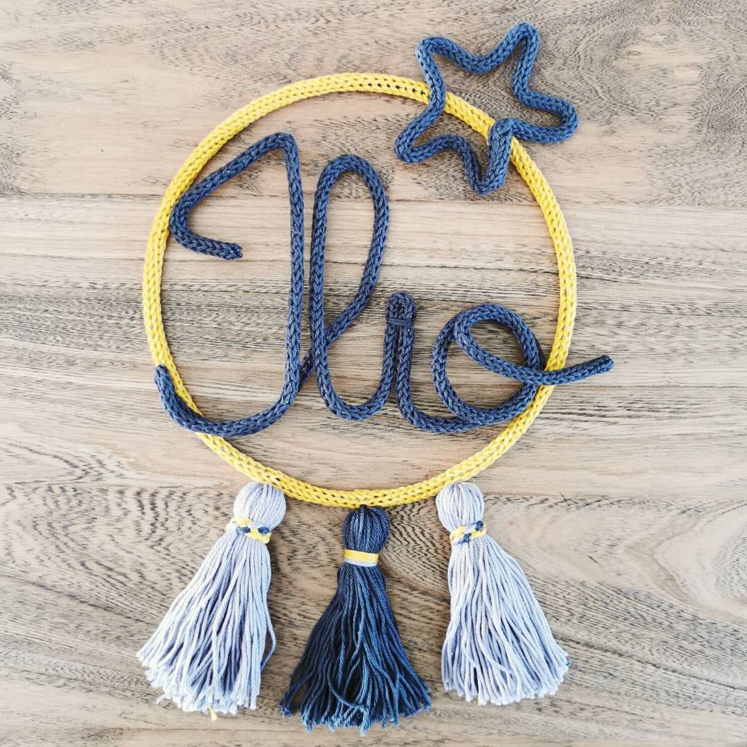 Tricotin avec Étoile, Lettrage et Pompons Gland