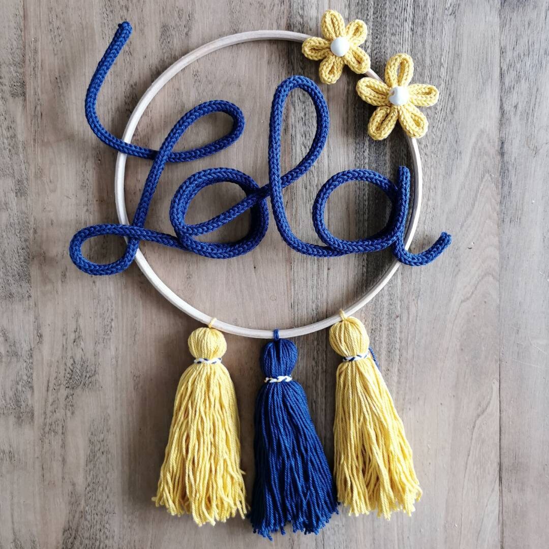 Couronne avec Fleurs, Lettrage et Pompons Gland