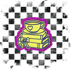 Könnte beinhalten: Eine gelbe Teetasse mit Herzdesign sitzt auf einem Stapel gelber Bücher, die mit einer Schleife gebunden sind. Das Design ist blau umrandet und hat einen magentafarbenen Rand. Der Hintergrund ist ein schwarz-weißes Schachbrettmuster.