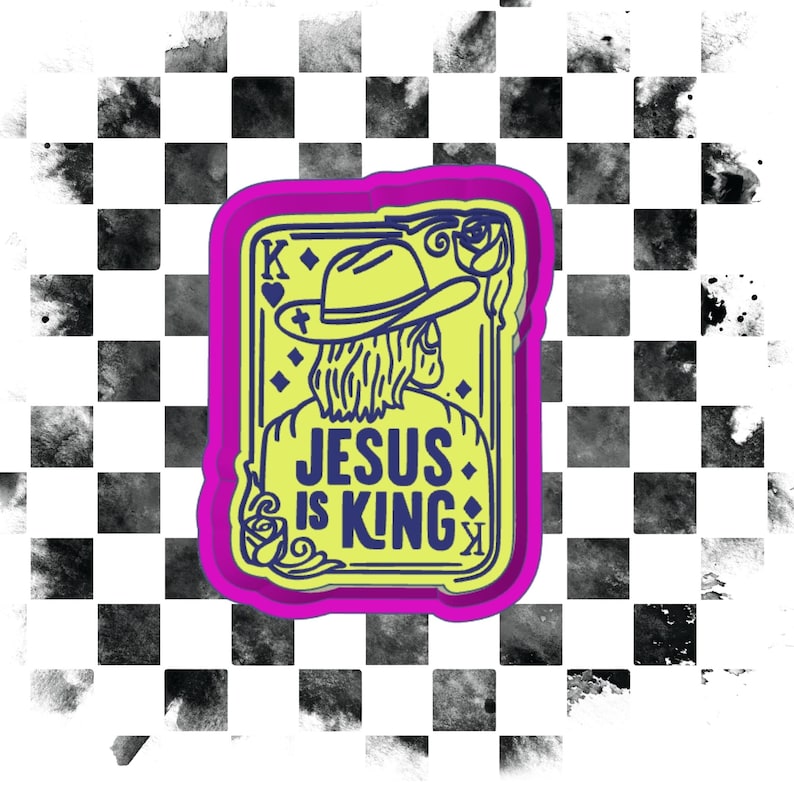 K&ouml;nnte beinhalten: Ein neongr&uuml;ner und violetter Aufkleber mit den Worten "JESUS IS KING". Das Design zeigt eine Illustration einer Person mit Cowboyhut und Spielkarte mit Krone. Der Hintergrund ist ein schwarz-wei&szlig;es Schachbrettmuster.