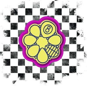 Op de afbeelding: Een geel en blauw bloemvormig ontwerp met een magenta omtrek, met een achtbal en andere geometrische vormen. Het ontwerp is geplaatst tegen een zwart-witte geblokte achtergrond met spetters in aquarel-stijl.