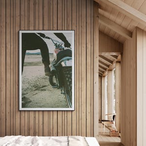 Motocicleta Husqvarna Desert con arranque a patada vintage: una moto clásica de trail de dos tiempos, restaurada, una belleza todoterreno de los años 70.