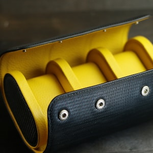 Zwarte aangepaste horlogekast met reliëf koeienhuid, reishorlogedoos, gepersonaliseerde leren horlogerolhouder -CASE dập-BLACK-mill yellow-S-