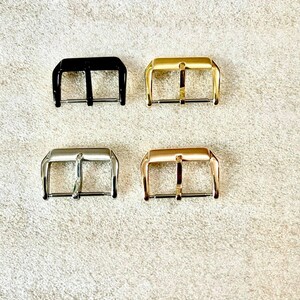 Peut inclure: Quatre boucles de bracelet de montre en diff&eacute;rentes finitions&nbsp;: noir, argent, or et or rose. Les boucles sont toutes de la m&ecirc;me taille et de la m&ecirc;me forme, avec un design simple et classique.