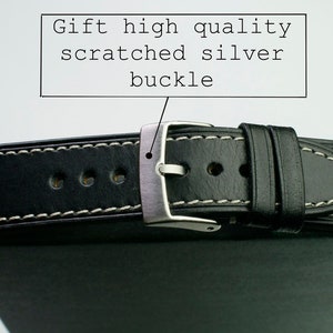 Peut inclure: Bracelet de montre en cuir noir avec des coutures blanches et une boucle argent&eacute;e. La boucle a une finition ray&eacute;e. "Gift high quality scratched silver buckle" est &eacute;crit en blanc sur un rectangle noir.