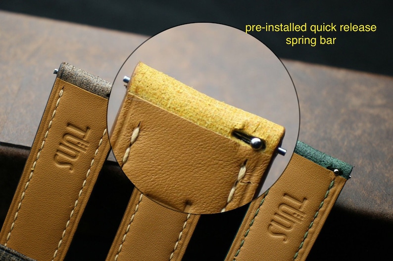 Peut inclure: Gros plan sur un bracelet de montre en cuir beige avec des coutures blanches. Le bracelet est dot&eacute; d'une barre &agrave; ressort &agrave; d&eacute;gagement rapide pr&eacute;install&eacute;e. Le bracelet est marqu&eacute; "TUDOR" en lettres dor&eacute;es.