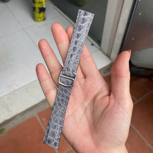 Correa de reloj de piel de caimán gris, hecha a mano, estilo tanque - CL41